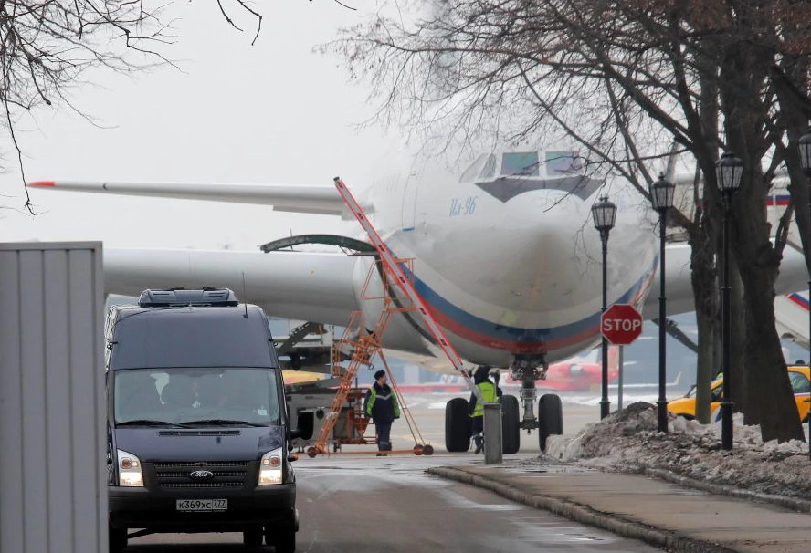 Máy bay chở các nhà ngoại giao Nga bị trục xuất khỏi Mỹ hạ cánh xuống sân bay Vnukovo. Ảnh: AFP