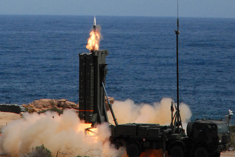 Aster 30 SAMP/T là hệ thống phòng không - phòng thủ tên lửa do tập đoàn MBDA và Thales hợp tác phát triển cho nhiệm vụ bảo vệ các mục tiêu chiến trường - chiến thuật trước mọi mối đe dọa trên không kể cả hiện tại và tương lai, bao gồm tên lửa hành trình, máy bay chiến đấu chiến thuật, máy bay ném bom, trực thăng, UAV và cả tên lửa đạn đạo có tầm bắn 600km. Nguồn ảnh: MBDA.