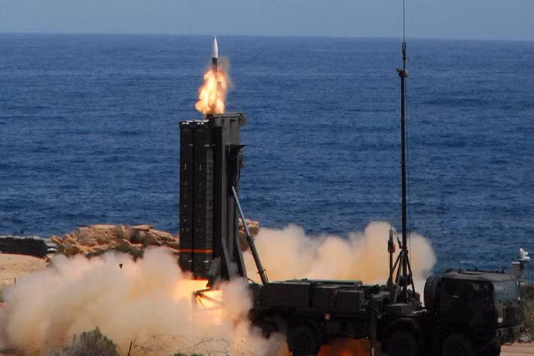 Aster 30 SAMP/T là hệ thống phòng không - phòng thủ tên lửa do tập đoàn MBDA và Thales hợp tác phát triển cho nhiệm vụ bảo vệ các mục tiêu chiến trường - chiến thuật trước mọi mối đe dọa trên không kể cả hiện tại và tương lai, bao gồm tên lửa hành trình, máy bay chiến đấu chiến thuật, máy bay ném bom, trực thăng, UAV và cả tên lửa đạn đạo có tầm bắn 600km. Nguồn ảnh: MBDA.