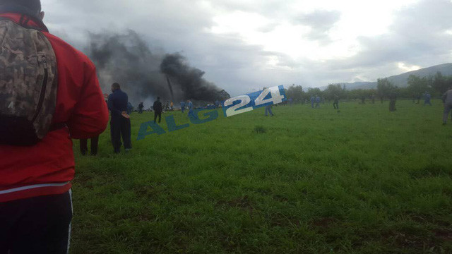 May bay quan su cho 200 nguoi roi o Algeria-Hinh-2