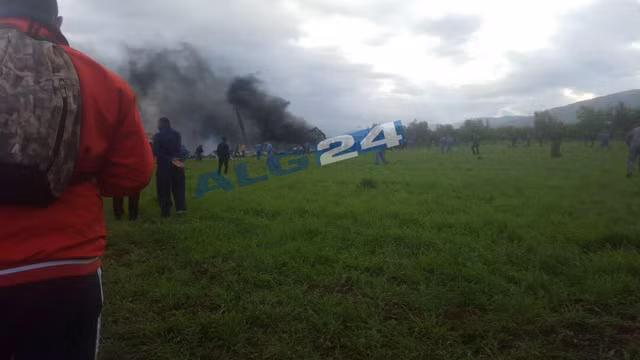 May bay quan su cho 200 nguoi roi o Algeria-Hinh-2