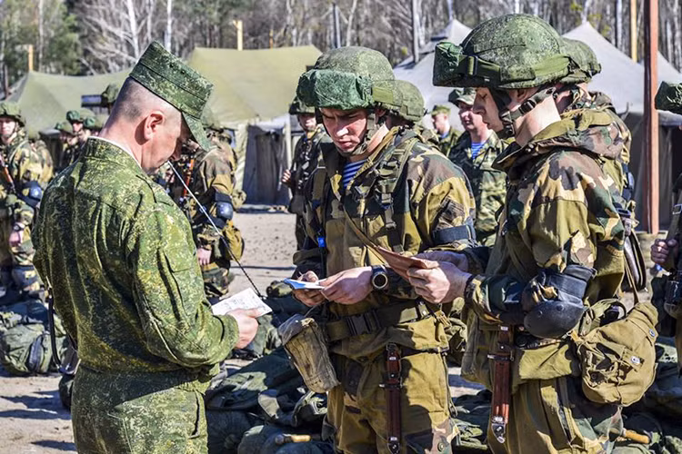 Trong ảnh là lính dù Belarus trong đợt đầu cuộc tập trận chung với Nga diễn ra vào hôm 10/4. Nguồn ảnh: Bộ Quốc phòng Nga.