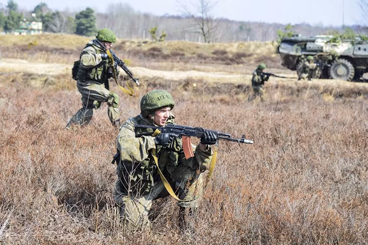 Hiệp đồng tác chiến với các đơn vị cơ giới. Nguồn ảnh: Bộ Quốc phòng Nga.