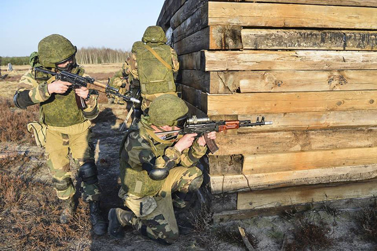 Tiếp cận các mục tiêu tình nghi. Trông ảnh ta có thể thấy một lính dù Belarus với súng trường tấn công AK-74 được trang ống ngắm quang học PK-A. Nguồn ảnh: Bộ Quốc phòng Nga.