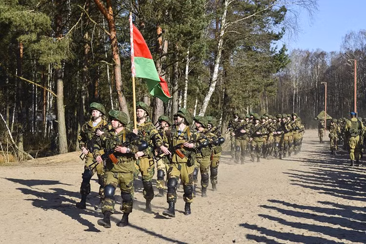 Đợt tập trận chung lần này giữa Nga và Belarus có sự tham gia của hơn 600 binh sĩ cùng hơn 100 phương tiện cơ giới, lực lượng tham gia hầu hết đều thuộc các đơn vị đổ bộ đường không Nga – Belarus. Nguồn ảnh: Bộ Quốc phòng Nga.