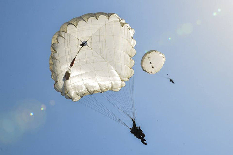 Lính dù Nga – Belarus nhảy dù xuống từ trực thăng vũ trang Mi-8/17, đây cũng là phương tiện hỗ trợ hỏa lực đường không cho các đơn vị dù trong hành quân. Nguồn ảnh: Bộ Quốc phòng Nga.