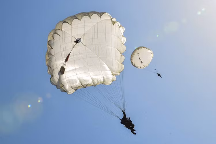 Lính dù Nga – Belarus nhảy dù xuống từ trực thăng vũ trang Mi-8/17, đây cũng là phương tiện hỗ trợ hỏa lực đường không cho các đơn vị dù trong hành quân. Nguồn ảnh: Bộ Quốc phòng Nga.