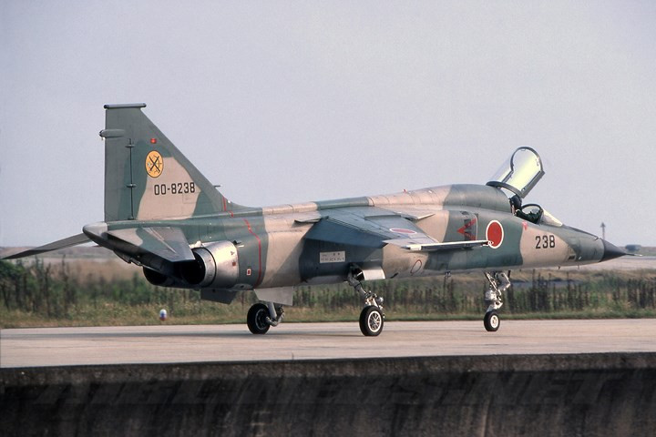 F-1 chính là chiếc máy bay chiến đấu nội địa đầu tiên được Nhật Bản chế tạo kể từ sau Thế chiến thứ II, đã có tổng cộng 77 chiếc F-1 xuất xưởng trong khoảng thời gian 1977 - 1987. Ảnh: airliners.