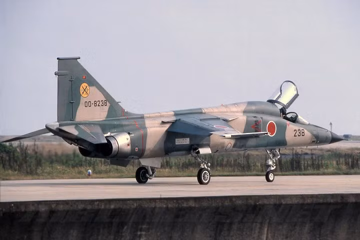 F-1 chính là chiếc máy bay chiến đấu nội địa đầu tiên được Nhật Bản chế tạo kể từ sau Thế chiến thứ II, đã có tổng cộng 77 chiếc F-1 xuất xưởng trong khoảng thời gian 1977 - 1987. Ảnh: airliners.