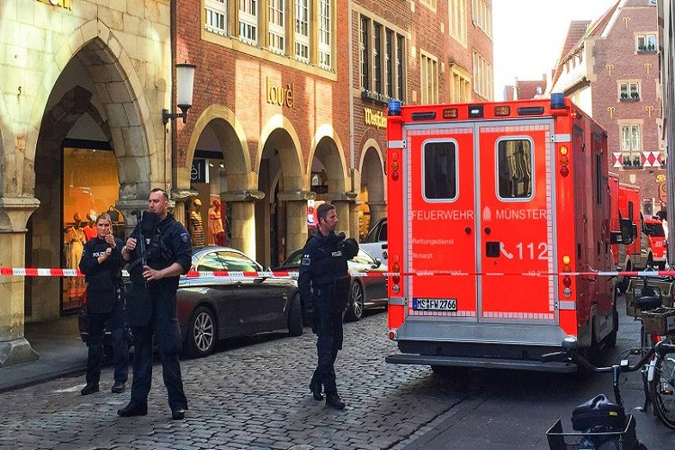 Ngoài ra, phiến quân IS còn từng tuyên bố đứng sau một số vụ tấn công tương tự tại châu Âu, như vụ ở TP Barcelona - Tây Ban Nha hồi tháng 8/2017, khiến 14 người thiệt mạng và hơn 100 người bị thương. Đẫm máu nhất là vụ xe tải đâm vào đám đông ở TP Nice - Pháp vào ngày 14/7/2016, làm 86 người thiệt mạng. Ảnh: Spiegel Online.