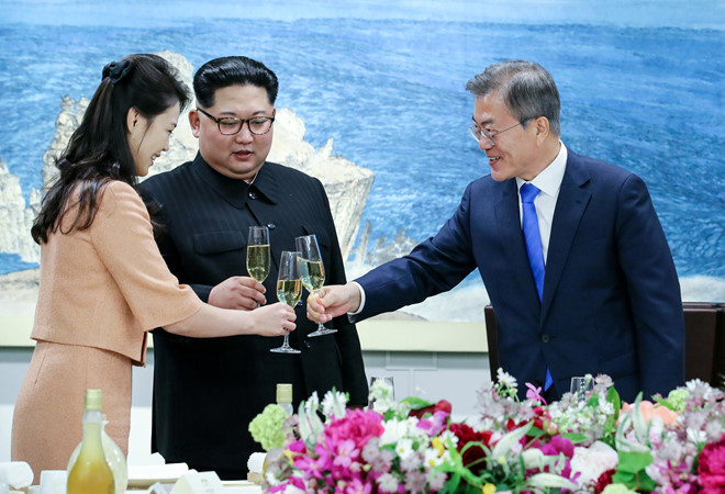 Tổng thống Moon Jae In nâng ly cùng nhà lãnh đạo Kim Jong Un và phu nhân Ri Sol Ju. Ảnh: AFP.