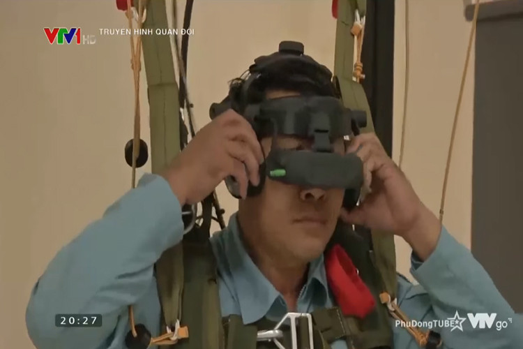 Đối với hệ thống mô phỏng nhảy dù, sau khi học viên kết nối với hệ thống giảng viên sẽ tạo ra bài tập nhảy tùy thuộc điều kiện thời tiết chiều cao cân nặng của học viên và trang bị mang theo cho từng loại nhiệm vụ. Nguồn ảnh:VTV.