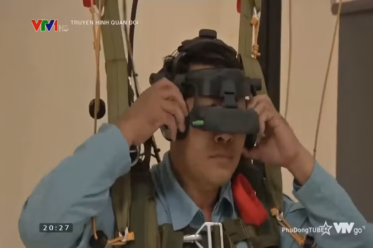 Đối với hệ thống mô phỏng nhảy dù, sau khi học viên kết nối với hệ thống giảng viên sẽ tạo ra bài tập nhảy tùy thuộc điều kiện thời tiết chiều cao cân nặng của học viên và trang bị mang theo cho từng loại nhiệm vụ. Nguồn ảnh:VTV.