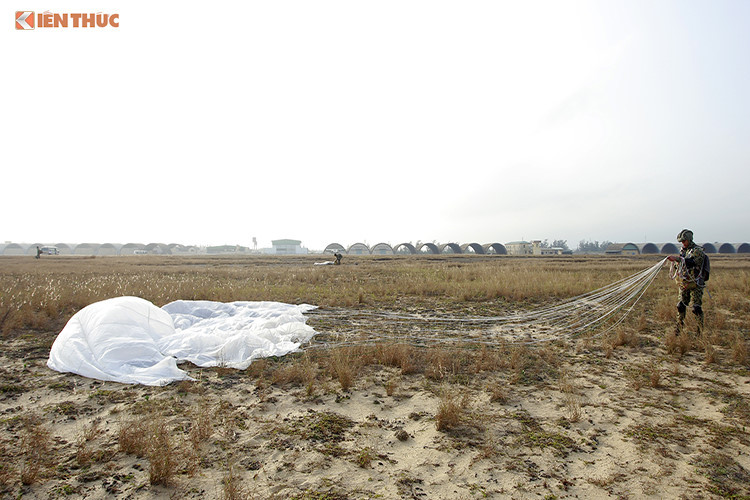 Trong ảnh là một chiến sĩ hải quân trong đợt thực hành nhảy dù huấn luyện và đổ bộ đường không bằng trực thăng do Quân chủng Phòng không-Không quân tổ chức.