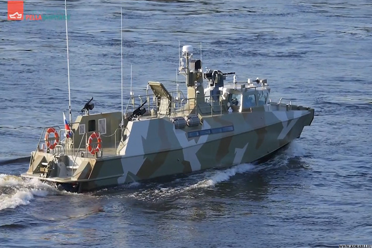 Các tàu tuần tra cao tốc Raptor thuộc Project 03160 của Hải quân Nga, nó có khả năng trở theo tối đa 20 lính thủy đánh bộ cùng hệ thống vũ khí phòng vệ hạng nặng. Tốc độ di chuyển tối đa của "Raptor" có thể lên đến 50 hải lý/giờ với bán kính hoạt động 160km. Nguồn ảnh: Twitter.