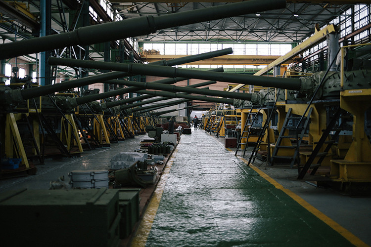 Tuy nhiên, có một điều ít ai biết là trong quá khứ cụ thể là đầu những năm 2000 Nga từng chủ động chào bán 100-150 chiếc xe tăng T-80B hiện đại hàng đầu thế giới cho Quân đội Nhân dân Việt Nam. Thế nhưng, cuối cùng, Việt Nam phải từ chối vì nhiều lý do. Nguồn ảnh: Mary Gelman