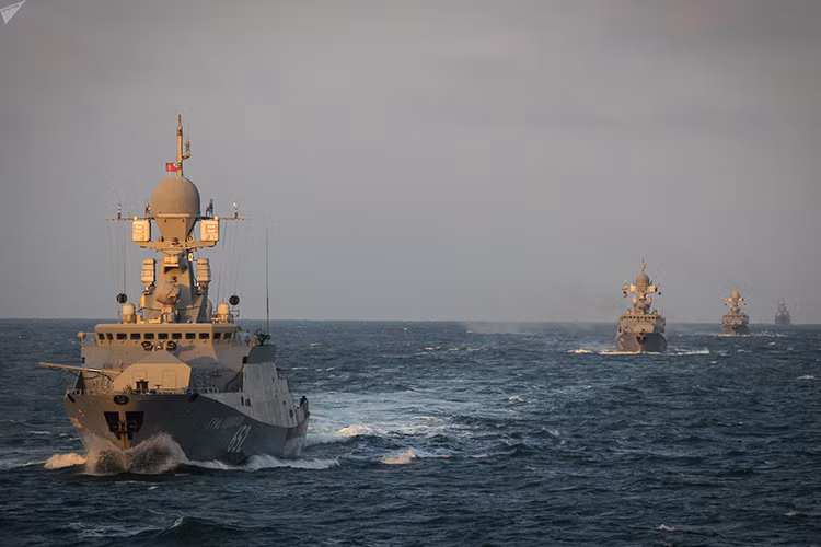 Trả lời phỏng vấn kênh Zvezda cựu Tư lệnh Hạm đội Biển Đen, Đô đốc Vladimir Komoedov cho rằng, quyết định dời đại bản doanh của Hạm đội Caspian về Kaspiysk sẽ thuận tiện hơn cho hoạt động của hạm đội này, và đánh giá đây là một bước tiến mới của Hải quân Nga. Nguồn ảnh: Sputnik.