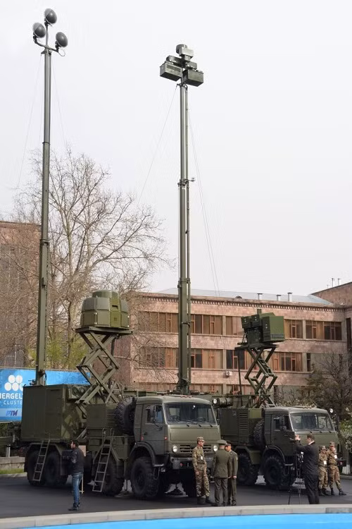 Tổ hợp tác chiến điện tử 1L222M Avtobaza-M do Nga chế tạo được giới thiệu tại triển lãm ArmHiTec-2018. Nguồn ảnh: RIA.