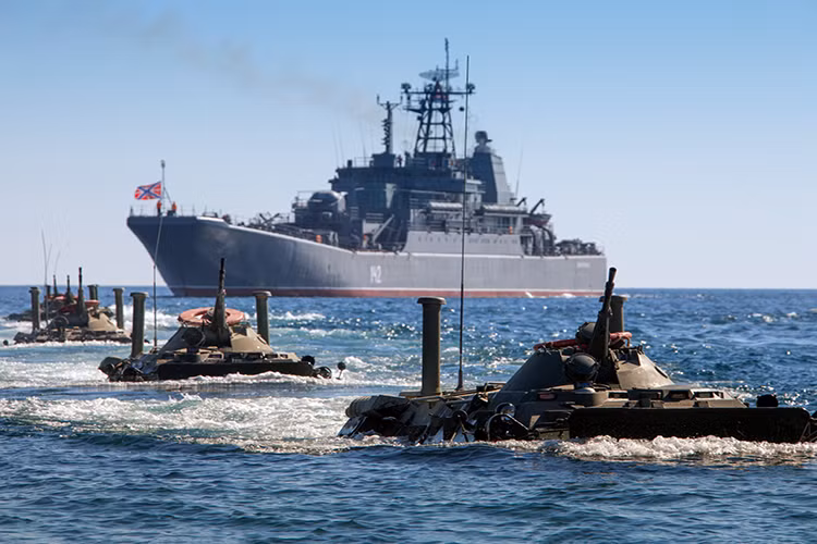 Còn một chuyên gia quân sự khác là Thiếu tướng quân dự bị Vladimir Bogatyrev Chủ tịch Hội đồng quản trị Hiệp hội quốc gia các sĩ quan dự bị của lực lượng vũ trang Nga trả lời phỏng vấn Sputnik thì lại nhận định rằng quyết định kể trên sẽ tác động trực tiếp tới kế hoạch xây dựng và phát triển Lực lượng vũ trang của Nga. Mặt khác nó còn thể hiện vai trò của Hải quân Nga trong giai đoạn phát triển mới. Nguồn ảnh: Vestnik Kavkaza.