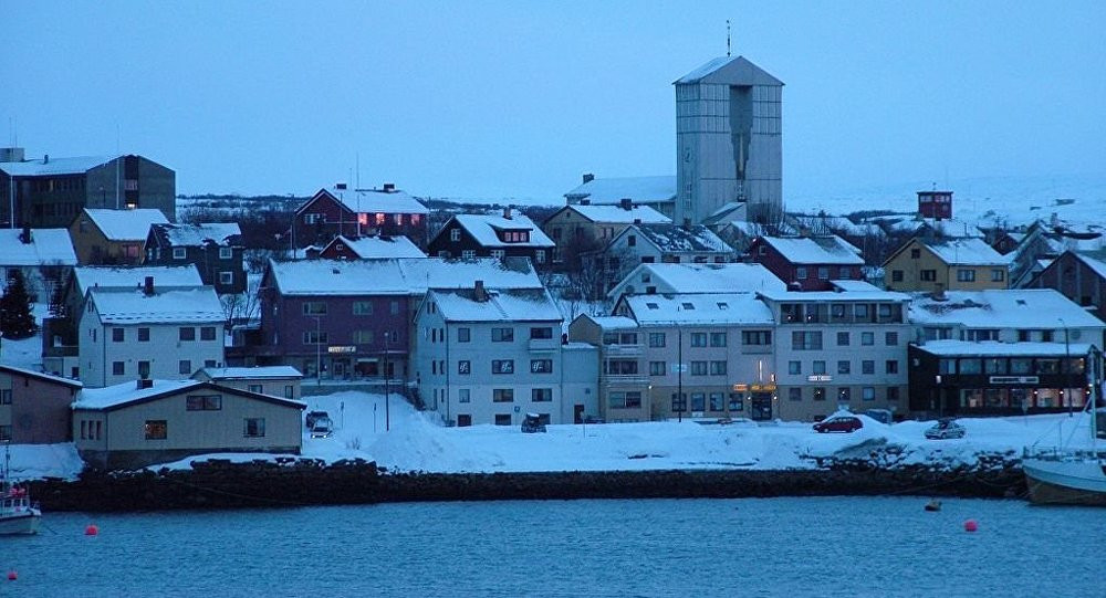 Còi báo động vang nửa đêm khiến người dân Vadso hoảng loạn. Ảnh: Sputnik