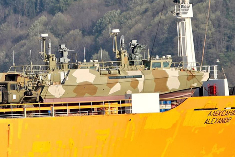 Trong ảnh là tàu tuần tra cao tốc Raptor (Project 03160) của Hải quân Nga trên tàu vận tải Alexandr Tkachenko. Được biết hiện tại ở Syria, Hải quân Nga đang sử dụng mẫu tàu tuần tra Grachonok (Project 21980). Nguồn ảnh: Daily Mail.