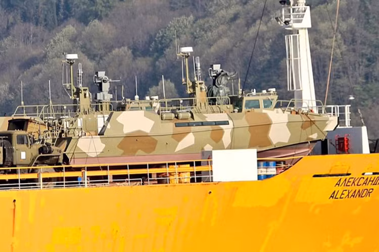 Trong ảnh là tàu tuần tra cao tốc Raptor (Project 03160) của Hải quân Nga trên tàu vận tải Alexandr Tkachenko. Được biết hiện tại ở Syria, Hải quân Nga đang sử dụng mẫu tàu tuần tra Grachonok (Project 21980). Nguồn ảnh: Daily Mail.