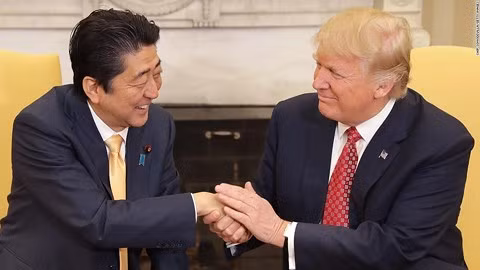 Tổng thống Mỹ Donald Trump và Thủ tướng Nhật Bản Shinzo Abe trò chuyện thân mật với nhau.