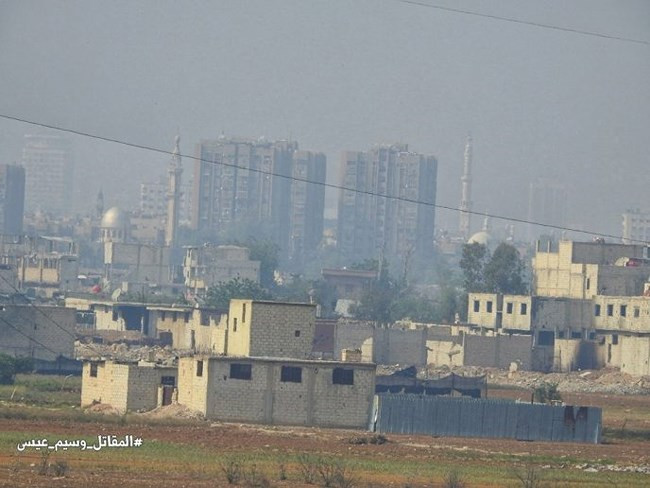 Cuộc tiến công kiên trì, bền bỉ của quân đội Syria và các đơn vị quân tình nguyện Palestine trong tuần qua đã được đền đáp xứng đáng. Các đơn vị vũ trang quân đội Syria đánh chiếm được các khu phố lớn Al- Qadam, Al-Assali và Al-jorah, sau khi giải phóng được khu phố công nghiệp Madaniyah. Ảnh: Masdar News.