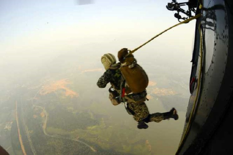 Thời gian bộ đội thực hành trực tiếp với các động tác cơ bản trong nhảy dù cũng sẽ nhiều lên, cũng như tiết kiệm một phần ngân sách cho các hoạt động huấn luyện trên thực địa đối với các đơn vị đổ bộ đường không. Nguồn ảnh: Tuổi Trẻ.