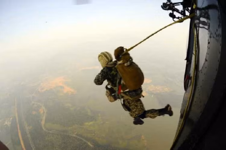 Thời gian bộ đội thực hành trực tiếp với các động tác cơ bản trong nhảy dù cũng sẽ nhiều lên, cũng như tiết kiệm một phần ngân sách cho các hoạt động huấn luyện trên thực địa đối với các đơn vị đổ bộ đường không. Nguồn ảnh: Tuổi Trẻ.