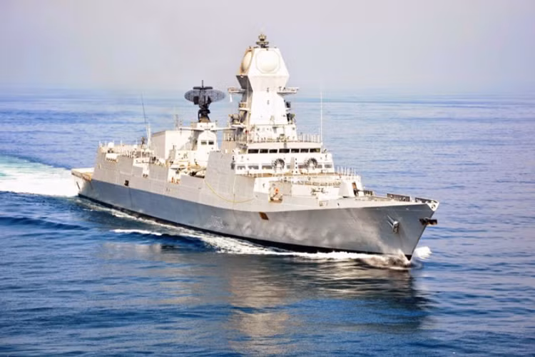 Dĩ nhiên để có thể hoàn thiện được lớp tàu khu trục Kolkata, Ấn Độ cần tới nhiều sự hỗ trợ từ bên ngoài. Kolkata có lượng giãn nước tối đa 7.400 tấn, dài 163 mét, hệ thống vũ khí chính của nó gồm có hải pháo 76mm Oto Melara SRGM, tên lửa chống hạm siêu thanh BrahMos và cả tên lửa phòng không trên hạm Barak 8. Nguồn ảnh: Arms-Expo.