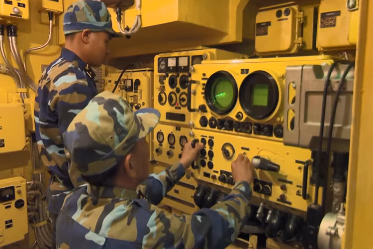 Còn đây là một trong những cụm thiết bị điều khiển đạn tên lửa chống hạm P-15U được trên bị trên các tàu tên lửa Osa. Nguồn ảnh: Báo Hải quân Việt Nam.