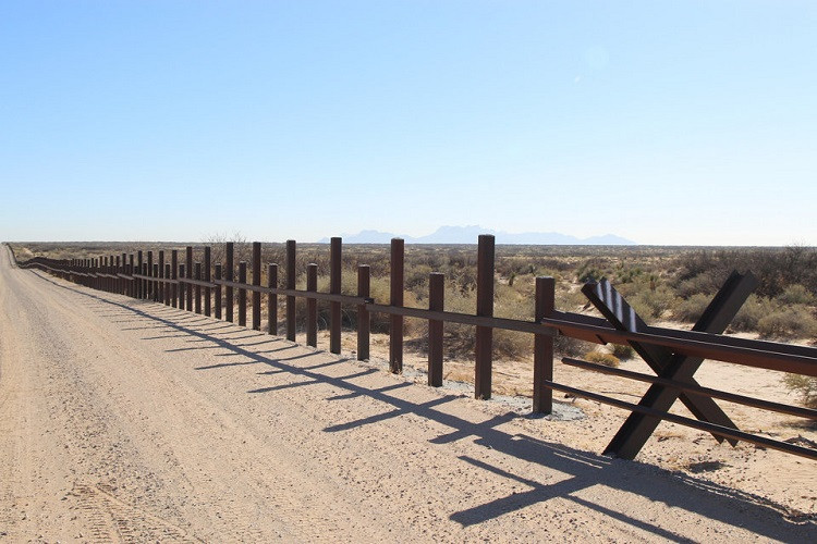 Mọi chuyện sẽ chẳng có gì nếu “bức tường” của ông Trump được xây dựng một cách tử tế, khi nó ước tính sẽ tiêu tốn tới 18 tỷ USD. Theo đó đoạn tường thép đang được dựng lên ở Santa Teresa khác xa hoàn toàn với những nguyên mẫu được giới thiệu tại California. Trong ảnh là một đoạn rào ngăn các phương tiện cơ giới từ Mexico vượt qua lãnh thổ Mỹ tại Santa Teresa. Ảnh: Business Insider.