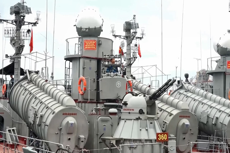 Khi tác chiến ven bờ tàu tên lửa Osa còn có sự hỗ trợ từ các hệ thống trinh sát mục tiêu trên không, trên biển và trên bờ nên tàu không cần trang bị hệ thống khí tài trinh sát mạnh. Khả năng đi sóng, hành trình dài cũng không phải là tiêu chí cần thiết với loại tàu chống đổ bộ gần bờ. Nguồn ảnh: Báo Hải quân Việt Nam.