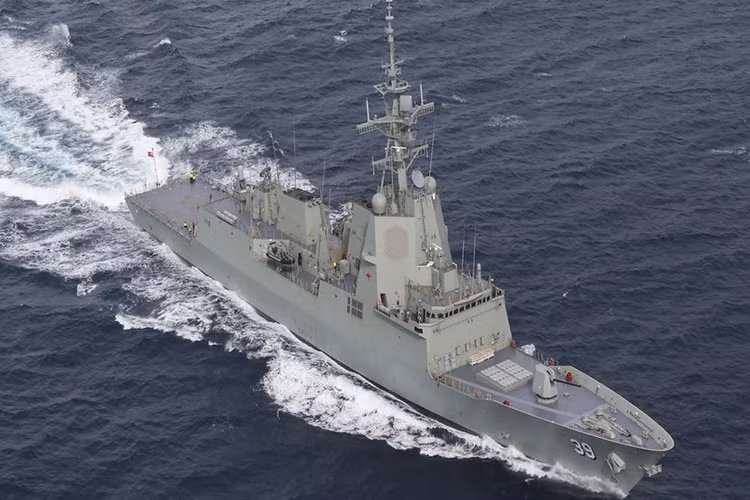 Ở vị trí thứ 9 trong danh sách này là một lớp tàu khu trục khác sử dụng hệ thống tác chiến Aegis là lớp Hobart của Hải quân Australia, nó có lượng giãn nước 7.000 tấn, dài 147 mét và có thủy thủ đoàn 186 người. Nguồn ảnh: Arms-Expo.