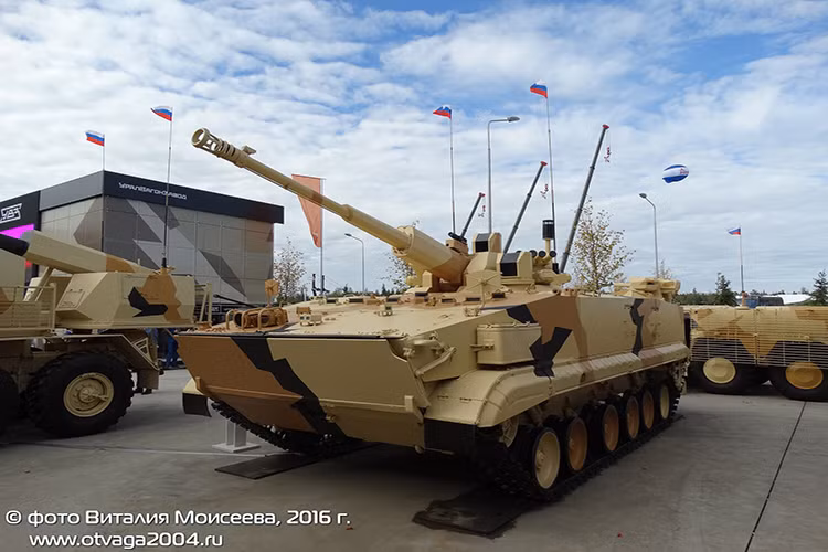 Sở dĩ nói như vậy là bởi đây là tổ hợp pháo phòng không tự hành đầu tiên của Nga sau nhiều thập kỷ không đi kèm tên lửa phòng không, và sử dụng tổ hợp vũ khí tự động AU-220M với vũ khí chính là pháo tự động 57mm. Bên cạnh đó một điều khác khiến Derivation-PVO trở nên nổi bật là tổ hợp vũ khí AU-220M vận hành hoàn toàn tự động. Nguồn ảnh: otvaga2004.ru