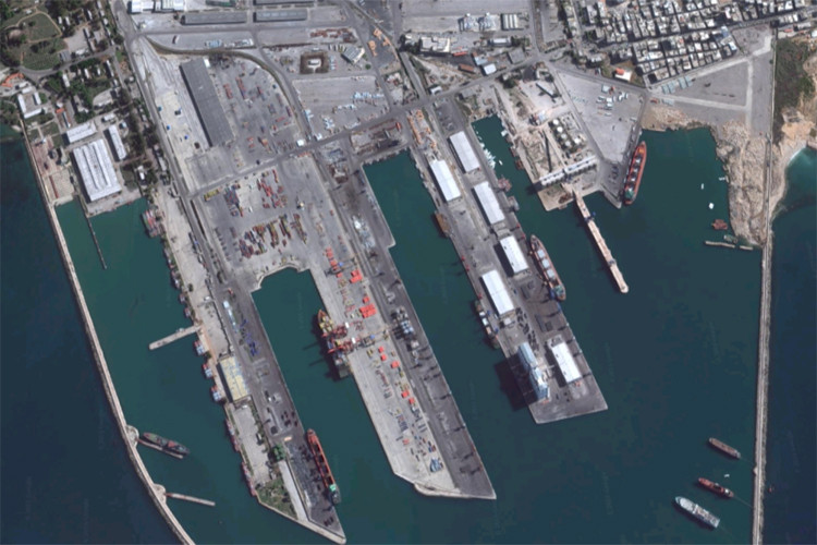 Thông tin được Bộ Quốc phòng Nga công bố, căn cứ hải quân Tartus được nước này đưa vào hoạt động từ thời Liên Xô và nằm dưới quyền chỉ huy của Hạm đội Biển Đen, căn cứ này là “nhà” của khoảng 11 tàu chiến Nga và con số này có thể thay đổi theo từng giai đoạn. Được biết, Nga bắt đầu mở rộng quy mô của Tartus vào năm 2012 trước khi nước này chính thức can thiệp trực tiếp vào cuộc chiến ở Syria trong năm 2015. Nguồn ảnh: liveuamap‏.