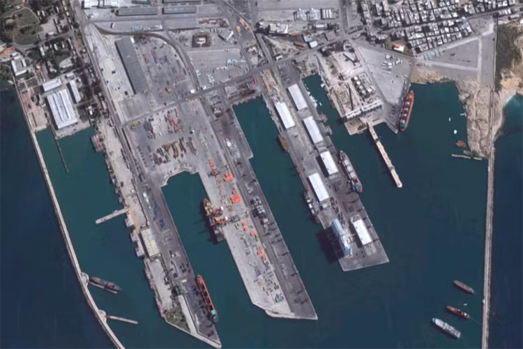 Thông tin được Bộ Quốc phòng Nga công bố, căn cứ hải quân Tartus được nước này đưa vào hoạt động từ thời Liên Xô và nằm dưới quyền chỉ huy của Hạm đội Biển Đen, căn cứ này là “nhà” của khoảng 11 tàu chiến Nga và con số này có thể thay đổi theo từng giai đoạn. Được biết, Nga bắt đầu mở rộng quy mô của Tartus vào năm 2012 trước khi nước này chính thức can thiệp trực tiếp vào cuộc chiến ở Syria trong năm 2015. Nguồn ảnh: liveuamap‏.