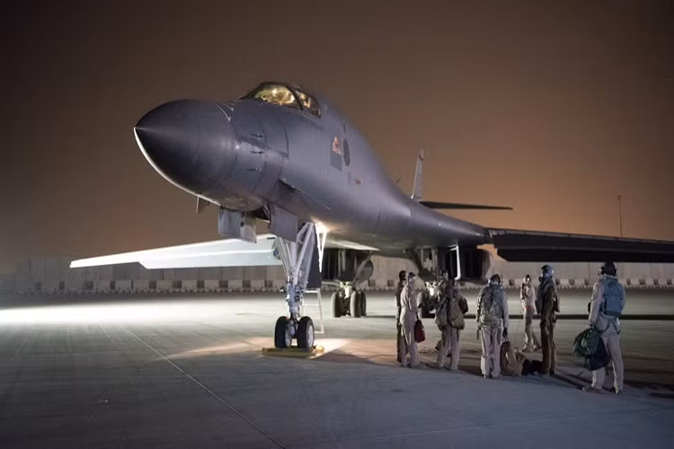 Ngoài Tomahawk, Mỹ còn triển khai các tên lửa tấn công chính xác AGM-158 JASSM-ER trong vụ không kích, đây là một mẫu tên lửa hành trình không đối đất có thiết kế tàng hình với tầm tác chiến hiệu quả hơn 1.000km và được triển khai từ các máy bay ném bom chiến lược B-1B Lancer và các chiến đấu cơ của Không quân Mỹ. Nguồn ảnh: CBC.