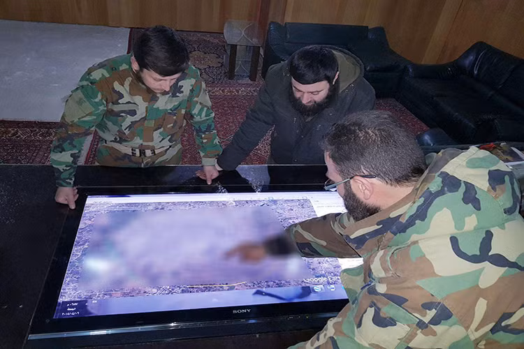 Các chỉ huy của Quân đội Syria nghiên cứu sơ đồ trận địa phòng thủ Douma của Jaysh Al- Islam thông qua các máy bay trinh sát không người lái. Ảnh: Qalaat Al Mudiq.