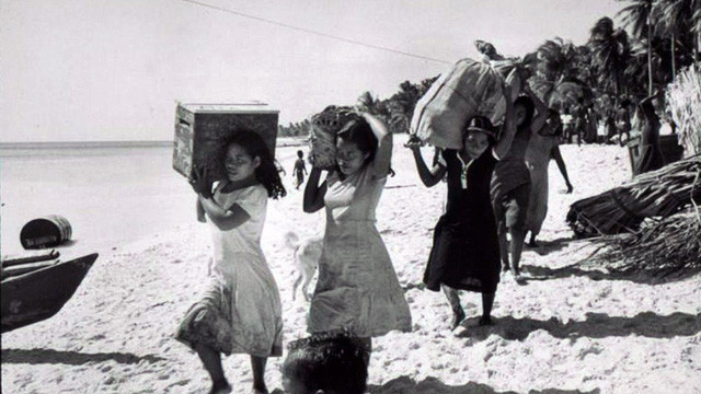 Cộng đồng dân cư trên đảo san hô Bikini khăn gói rời đảo theo lệnh của quân đội Mỹ - Ảnh: AFP