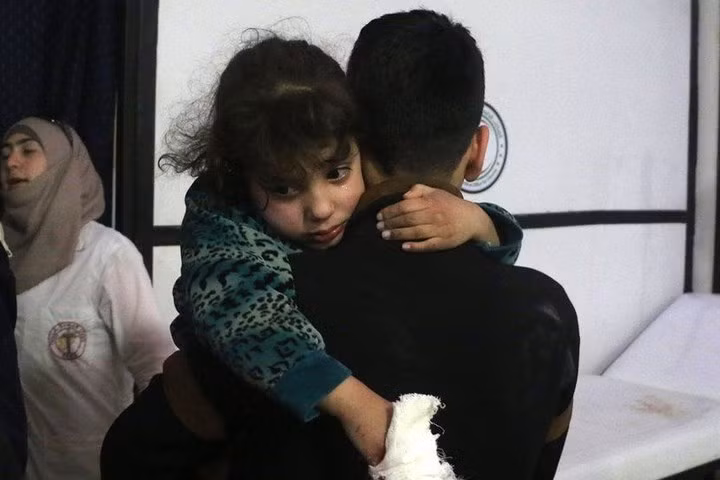 Em bé ở Douma. Theo tin tức mới nhất, phiến quân Syria đã rút hết khỏi Đông Ghouta và quân cảnh Nga đã vào tiếp quản hoàn toàn khu vực này.