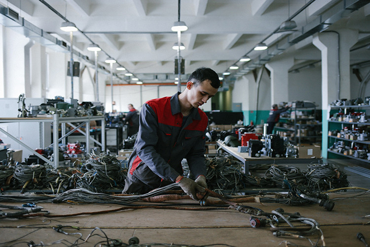 Trong quá trình hiện đại hóa, mỗi chiếc T-80 được tháo rời đến từng con ốc vít, mỗi chiếc T-80 được phân về cho một tổ năm người với cần cẩu thực hiện công việc tháo dỡ này trong trọn vẹn 4 ngày. Mất đến 60 ngày để thực hiện hoàn chỉnh công việc hiện đại hóa mỗi chiếc xe tăng T-80, trong thời gian này, động cơ được kiểm tra kỹ lưỡng và các linh kiện hết hạn sử dụng được thay thế mới, sau đó được hiệu chỉnh lại. Nguồn ảnh: Mary Gelman