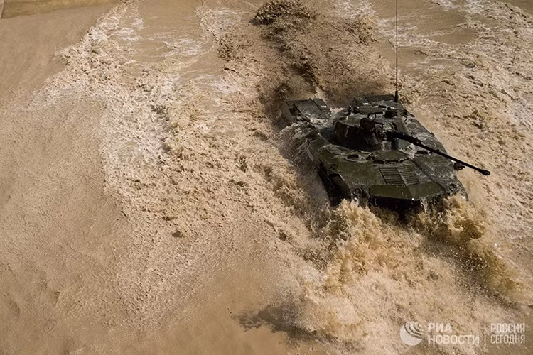 Một chiếc BMD-2 vượt qua một chướng ngại nước trong phần thi của mình, mẫu xe bọc thép này chỉ nặng 11.5 tấn và có tốc độ hành quân 80km/h trên địa hình thông thường. Nguồn ảnh: Ria.