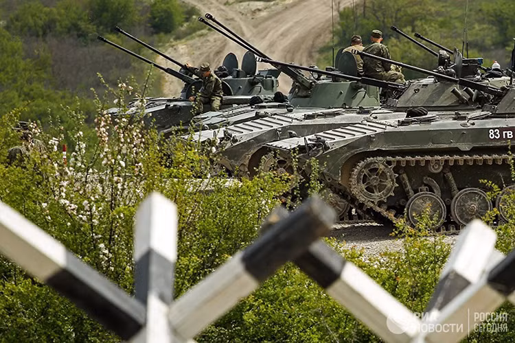 Trong khi đó giáp của dòng xe bọc thép này khá mỏng với lớp giáp chính bằng hợp kim nhôm, ở vị trí dày nhất cũng chỉ 15mm còn ở những vị trí khác là từ 7-10mm điều này khiến nó có ít cơ hội sống sót trên chiến trường hơn so với các dòng xe chiến đấu bộ binh khác. Nguồn ảnh: Ria.