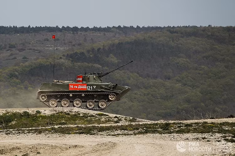 Hạn chế duy nhất của BMD-2 hiện tại là hệ thống vũ khí có phần lỗi thời của nó, khi một chiếc BMD-2 chỉ được trang bị một pháo tự động 30mm 2A42, từ một đến hai tên lửa chống tăng 9P135M và súng máy đồng trục 7.62mm PKT. Nguồn ảnh: Ria.