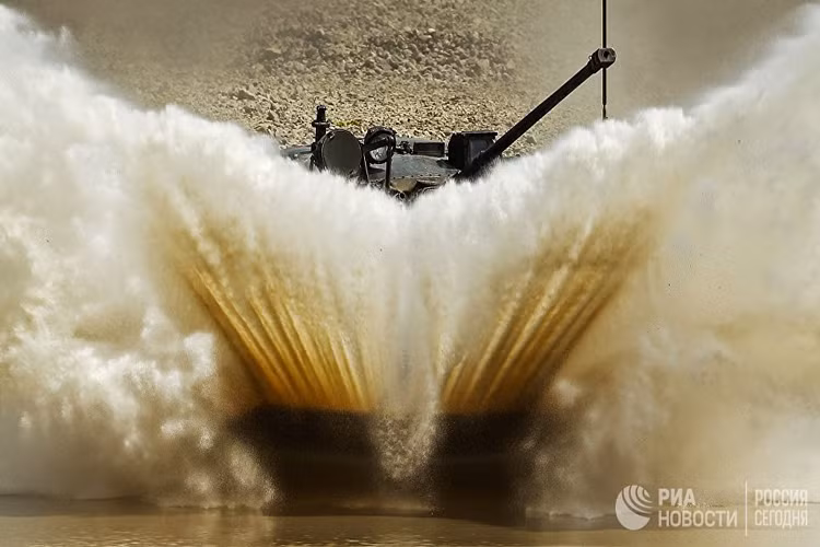 Ở phần thi “đua tăng” mỗi xe chiến đấu BMD-2 phải thực hiện quãng đường hành quân 10km vượt qua một loạt các chướng ngại vật, sau đó sử dụng vũ khí được trang bị gồm pháo tự động 30mm và súng máy 7.62mm tiêu diệt các mục tiêu tĩnh và động, trong khoảng thời gian ngắn nhất. Nguồn ảnh: Ria.