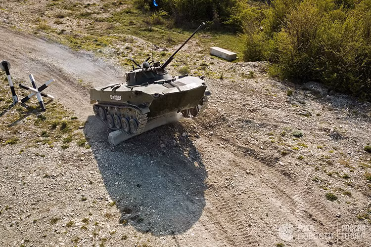 Diễn ra trong hơn 10 ngày tại thao trường Rayevsky ở Novorossiysk, có tới 17 đơn vị lính dù Nga tham gia tranh tài ở nhiều phần thi khác nhau nhằm tìm ra đội đại diện cho lực lượng đổ bộ đường không Nga tham gia hội thao quân sự quốc tế Army Game 2018. Nguồn ảnh: Ria.