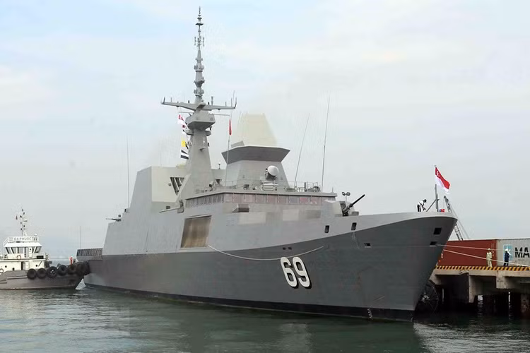 Ngày 29/4 tới đây, Hải quân Việt Nam và Singapore sẽ tiến hành luyện tập chung về tìm kiếm cứu nạn trên biển và huấn luyện sử dụng tín hiệu cờ quốc tế, ánh đèn, thông tin vô tuyến trước khi tàu RSS Intrepid rời phao số 0 về nước. Nguồn ảnh: Trần Lê Lâm/TTXVN.