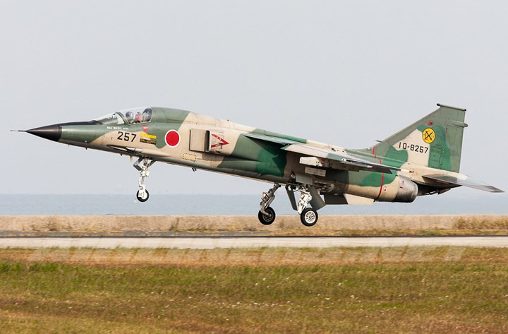 Mitsubishi F-1 là loại tiêm kích siêu âm một chỗ ngồi được thiết kế và sản xuất bởi liên doanh giữa Tập đoàn công nghiệp nặng Mitsubishi và Fuji cho Lực lượng phòng vệ trên không Nhật Bản (JASDF). Ảnh: airliners.